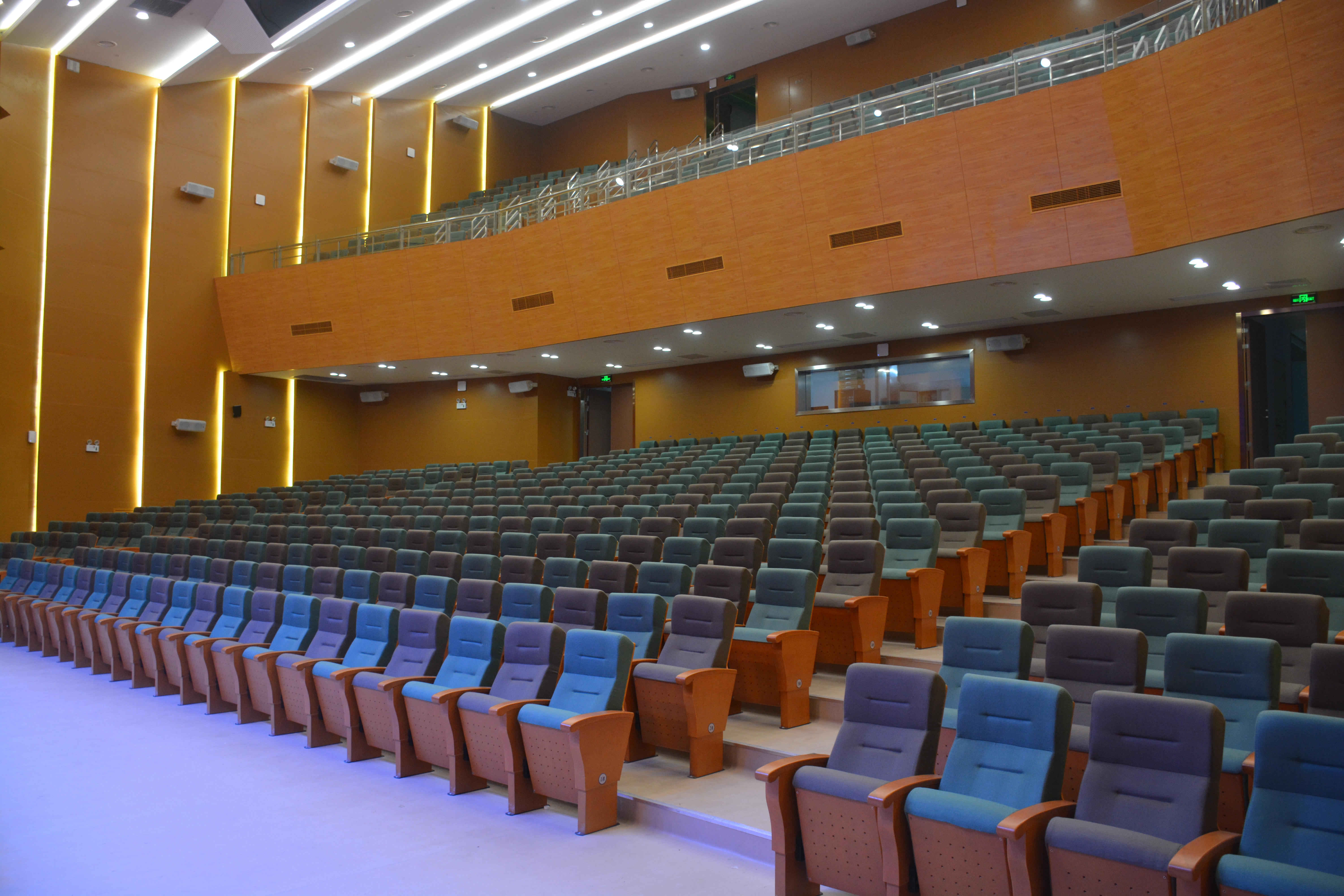 我校新南苑学生礼堂,北苑多功能报告厅装饰项目相继竣工并交付使用